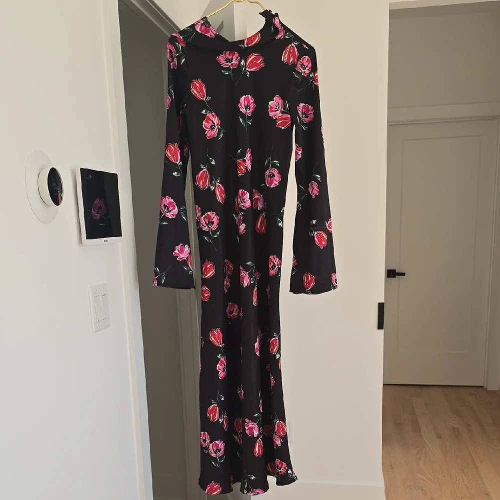 Chic Floral Long Sleeve Dress in Black and Red - Picture 1 of 4